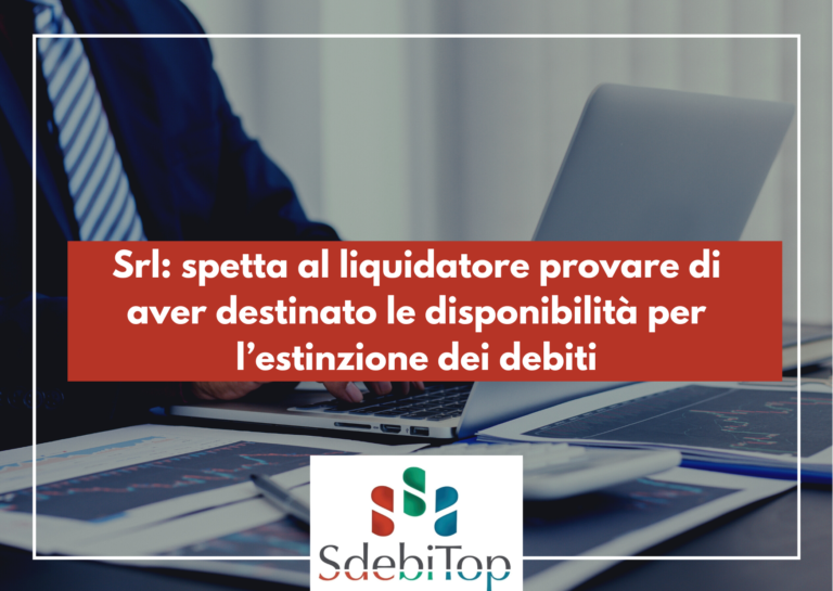 Srl: spetta al liquidatore provare di aver destinato le disponibilità per l’estinzione dei debiti. La Corte di Cassazione civile, con ordinanza n. 25631/2023, ha stabilito che a fronte di disponibilità patrimoniali pacificamente fuoriuscite, senza apparente giustificazione, dall’attivo della società, questa, nell’agire per il risarcimento del danno nei confronti dell’amministratore, può limitarsi ad allegare l’inadempimento, consistente nella distrazione o dispersione delle dette risorse, mentre compete allo stesso amministratore la prova del suo adempimento, consistente nella destinazione delle attività patrimoniali in questione all’estinzione di debiti sociali o il loro impiego per lo svolgimento dell’attività sociale, in conformità della disciplina normativa e statutaria.