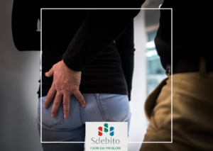 La violenza sessuale è un reato grave che può avere conseguenze devastanti per le vittime. Recentemente, la Corte di Cassazione ha affrontato un caso in cui un imputato è stato condannato per aver sfiorato brevemente il gluteo di una donna. La difesa ha cercato di sostenere che tale contatto non fosse sufficiente per configurare il reato di violenza sessuale, ma la Corte ha rigettato questa tesi, affermando che anche un rapido sfioramento, se connotato da finalità sessuali, costituisce violenza sessuale. La sentenza n. 38881 del 23 ottobre 2024 ha chiarito che il cosiddetto “tempo apprezzabile” del contatto fra la mano del reo e il corpo della vittima non è determinante per escludere il reato. Infatti, ciò che conta è l'intenzione che ha mosso l'azione. Anche un semplice tocco, se dettato da finalità concupiscenti, può costituire una violazione della legge e dei diritti della vittima. Questa interpretazione giuridica è molto importante, perché amplia la tutela per le vittime di atti sessuali non voluti, anche quando il contatto fisico è minimo. Sdebito si occupa di aiutare chi si trova in difficoltà economica, ma ci impegniamo anche a fornire informazioni utili su tematiche legali delicate come questa. Sapere quali sono i propri diritti è fondamentale per potersi difendere e per affrontare le situazioni più complesse con la giusta consapevolezza. Se sei vittima di violenza sessuale o hai bisogno di assistenza legale, è importante sapere che ci sono strumenti e professionisti pronti a difendere i tuoi diritti. I nostri avvocati ti possono aiutare se hai bisogno di assistenza legale.