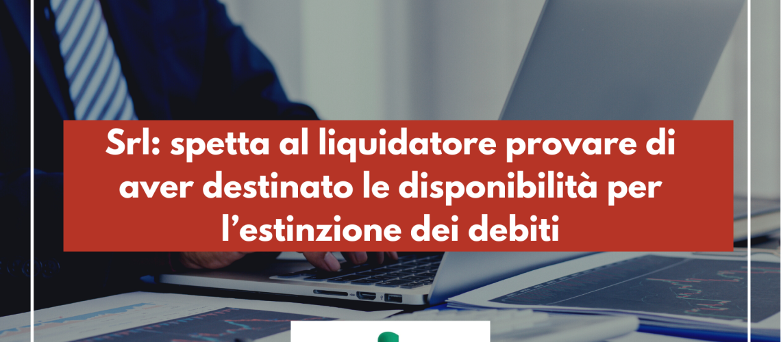 Srl: spetta al liquidatore provare di aver destinato le disponibilità per l’estinzione dei debiti. La Corte di Cassazione civile, con ordinanza n. 25631/2023, ha stabilito che a fronte di disponibilità patrimoniali pacificamente fuoriuscite, senza apparente giustificazione, dall’attivo della società, questa, nell’agire per il risarcimento del danno nei confronti dell’amministratore, può limitarsi ad allegare l’inadempimento, consistente nella distrazione o dispersione delle dette risorse, mentre compete allo stesso amministratore la prova del suo adempimento, consistente nella destinazione delle attività patrimoniali in questione all’estinzione di debiti sociali o il loro impiego per lo svolgimento dell’attività sociale, in conformità della disciplina normativa e statutaria.